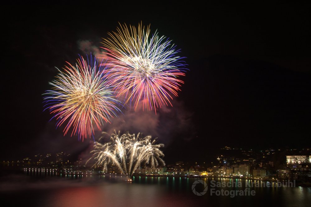 Silvester Feuerwerk Brunnen - Das Jahr 2014 war 30 Minuten alt, als in Brunnen das Silvester Feuerwerk gezündet wurde. (Sascha Krähenbühl Fotografie) - Schalgwörter: Alpen ,Berge ,blickheimat ,Brunnen ,Feuerwerk ,Fotografie ,Ingenbohl ,LakeLucerneRegion ,Landschaft ,Landschaftsfotograf ,Landschaftsfotografie ,MyBrunnen ,Natur ,NikonSwitzerland ,Schweiz ,Schwyz ,VerliebtInDieSchweiz ,Winter ,Zentralschweiz