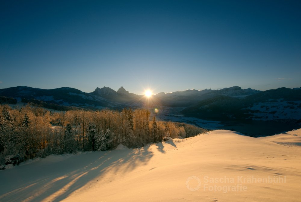 Sonnenaufgang am Wildspitz - Nach 24 Stunden Schneefall zeigte sich die Zentralschweiz am Sonntagmorgen im weissen Kleid und bei traumhaftem Wetter. (Sascha Krähenbühl Fotografie) - Schalgwörter: Alpen ,Berge ,blickheimat ,Fotografie ,Ibergeregg ,LakeLucerneRegion ,Landschaft ,Landschaftsfotograf ,Landschaftsfotografie ,Morgen ,Mythen ,Mythenregion ,Natur ,NikonSwitzerland ,Rotenfluh ,Schnee ,Schweiz ,Schwyz ,Sonnenaufgang ,VerliebtInDieSchweiz ,Winter ,Zentralschweiz