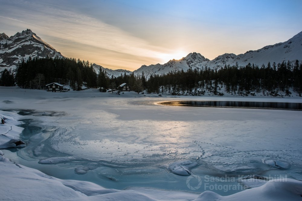 Sonnenaufgang Arnisee - Um 06:30 Uhr setzte ich die Seilbahn von Intschi aus in Betrieb (Jeton-Betrieb) um hoch aufs Arni zu fahren. Ich war an diesem Morgen alleine in der mucksmäuschenstillen Natur unterwegs. (Sascha Krähenbühl Fotografie) - Schalgwörter: Alpen ,Berge ,blickheimat ,Fotografie ,LakeLucerneRegion ,Landschaft ,Landschaftsfotograf ,Landschaftsfotografie ,Natur ,NikonSwitzerland ,Schweiz ,VerliebtInDieSchweiz ,Winter ,Zentralschweiz