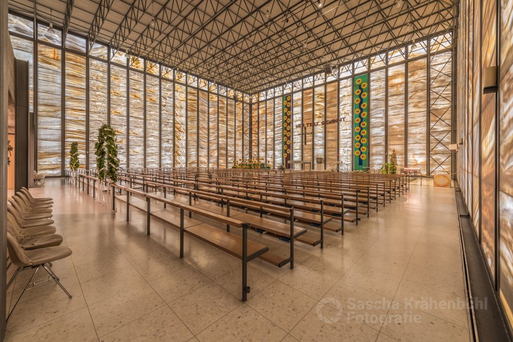 Piuskirche Meggen - Die fensterlose Piuskirche in Meggen LU besteht aus 888 Platten des griechischen Marmors Dionysos. Die Lichtstimmung im Innern der Kirche ist gewaltig. (Sascha Krähenbühl Fotografie) - Schalgwörter: Alpen ,Berge ,blickheimat ,Fotografie ,Frühling ,LakeLucerneRegion ,Landschaft ,Landschaftsfotograf ,Landschaftsfotografie ,Natur ,NikonSwitzerland ,Schweiz ,VerliebtInDieSchweiz ,Zentralschweiz