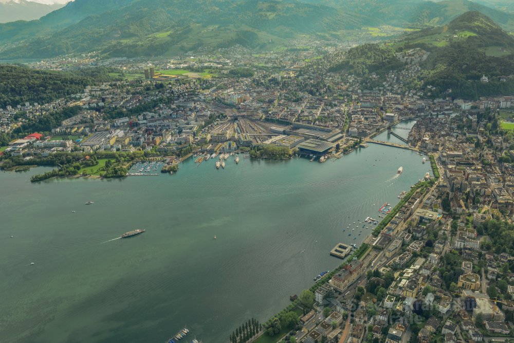 Luzern aus der Luft - Zwei Runden flogen wir über der Stadt Luzern. Die Stadt sieht von oben genau so eindrücklich schön aus, wie vom Boden. (Sascha Krähenbühl Fotografie) - Schalgwörter: Alpen ,Berge ,blickheimat ,Fotografie ,Frühling ,LakeLucerneRegion ,Landschaft ,Landschaftsfotograf ,Landschaftsfotografie ,MyLucerne ,Natur ,NikonSwitzerland ,Schweiz ,VerliebtInDieSchweiz ,Zentralschweiz