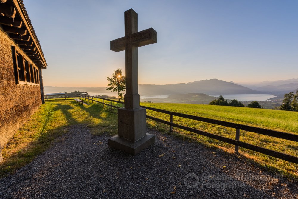 Sonnenaufgang Michaelskreuz - Auf knapp 800 Meter liegt die Kapelle Michaelskreuz. Gemäss Sage soll um das Jahr 600 auf diesem Hügel der Erzengel Michael erschienen sein und den Einsiedler Medardus darum geben haben, an dieser Stelle ein Kreuz zu errichten. (Sascha Krähenbühl Fotografie) - Schalgwörter: Alpen ,Berge ,blickheimat ,Fotografie ,LakeLucerneRegion ,Landschaft ,Landschaftsfotograf ,Landschaftsfotografie ,Natur ,NikonSwitzerland ,Schweiz ,Sommer ,VerliebtInDieSchweiz ,Zentralschweiz