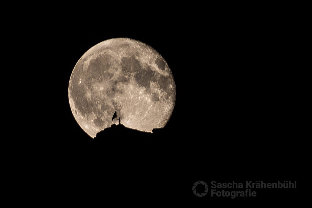 Vollmond Mythen - Während einer Minuten monatlich, insofern der Himmel wolkenlos ist, zeigt sich dieses Schauspiel. Dabei steht der Vollmond direkt hinter dem Mythen, so dass Haus, Fahne und Kreuz ersichtlich werden. (Sascha Krähenbühl Fotografie) - Schalgwörter: Abend ,Alpen ,Berge ,blickheimat ,Fotografie ,Haus ,Himmel ,LakeLucerneRegion ,Landschaft ,Landschaftsfotograf ,Landschaftsfotografie ,Mond ,Mythen ,Mythenregion ,Nacht ,Natur ,NikonSwitzerland ,Schweiz ,Schwyz ,Sommer ,VerliebtInDieSchweiz ,Vollmond ,Zentralschweiz