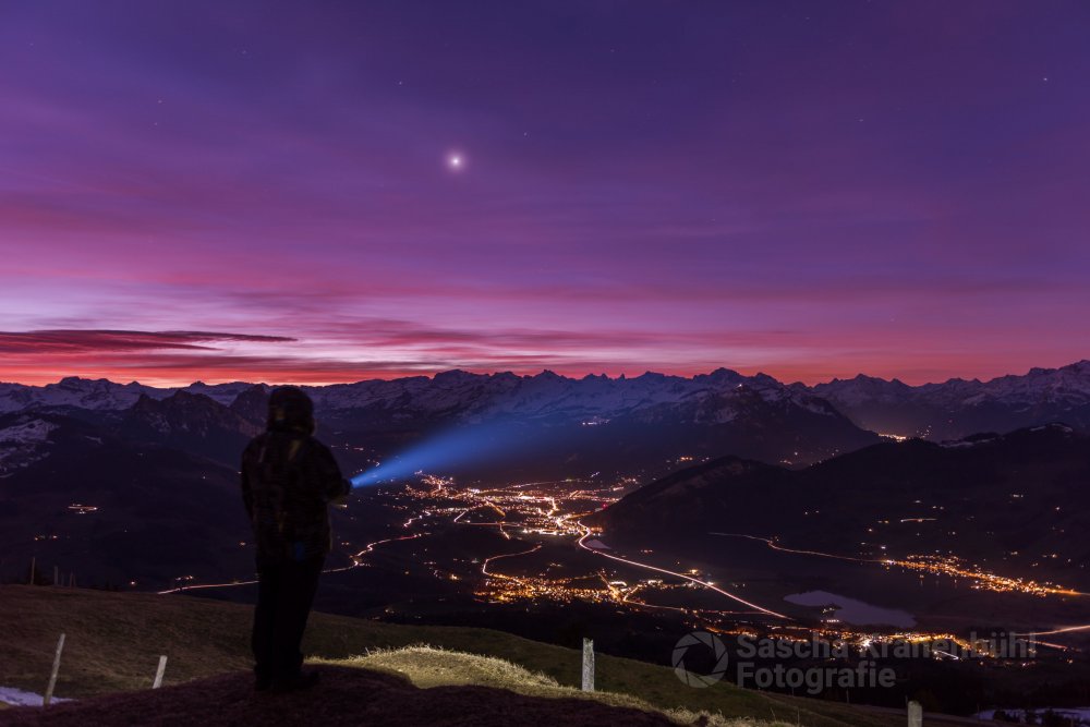 Taschenlampe auf dem Wildspitz - Dieser Morgen auf dem Wildspitz war unheimlich farbenprächtig. Noch nie sah ich solche satten Farben am Himmel. Hier musste ich mich einfach verewigen. (Sascha Krähenbühl Fotografie) - Schalgwörter: Alpen ,Berge ,blickheimat ,Fotografie ,Himmel ,LakeLucerneRegion ,Landschaft ,Landschaftsfotograf ,Landschaftsfotografie ,Langzeitbelichtung ,Lauerzersee ,Morgenrot ,Mythen ,Nacht ,Natur ,NikonSwitzerland ,Schweiz ,Schwyz ,Sonnenaufgang ,VerliebtInDieSchweiz ,Wildspitz ,Winter ,Zentralschweiz