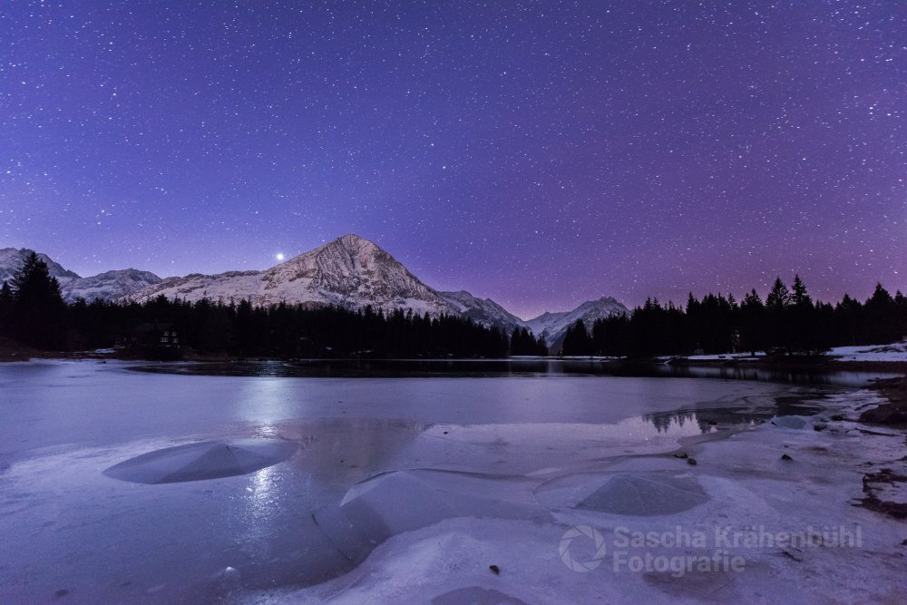 Nachts am Arnisee - Auf knapp 1400 Meter befindet sich der Arnisee. 14 Personen leben das ganze Jahr über auf dieser Bergterrasse. (Sascha Krähenbühl Fotografie) - Schalgwörter: Alpen ,Arni ,Arnisee ,Berge ,blickheimat ,Fotografie ,Himmel ,LakeLucerneRegion ,Landschaft ,Landschaftsfotograf ,Landschaftsfotografie ,Langzeitbelichtung ,Nacht ,Natur ,NikonSwitzerland ,Schnee ,Schweiz ,See ,Sterne ,Uri ,VerliebtInDieSchweiz ,VisitUri ,Winter ,Zentralschweiz