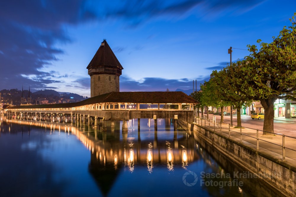 Kapellbrücke im Morgenlicht - Die Kapellbrücke zählt zu den fünf meistfotografiertesten Motiven in der Zentralschweiz. Trotzdem lohnt sich der Weg zu dieser Brücke bei speziellen Lichtstimmungen. (Sascha Krähenbühl Fotografie) - Schalgwörter: Alpen ,Berge ,blickheimat ,Fotografie ,Frühling ,Kapellbrücke ,LakeLucerneRegion ,Landschaft ,Landschaftsfotograf ,Landschaftsfotografie ,Luzern ,MyLucerne ,Natur ,NikonSwitzerland ,Rigi ,Schweiz ,Sonnenaufgang ,Stadt ,VerliebtInDieSchweiz ,Vierwaldstättersee ,Zentralschweiz