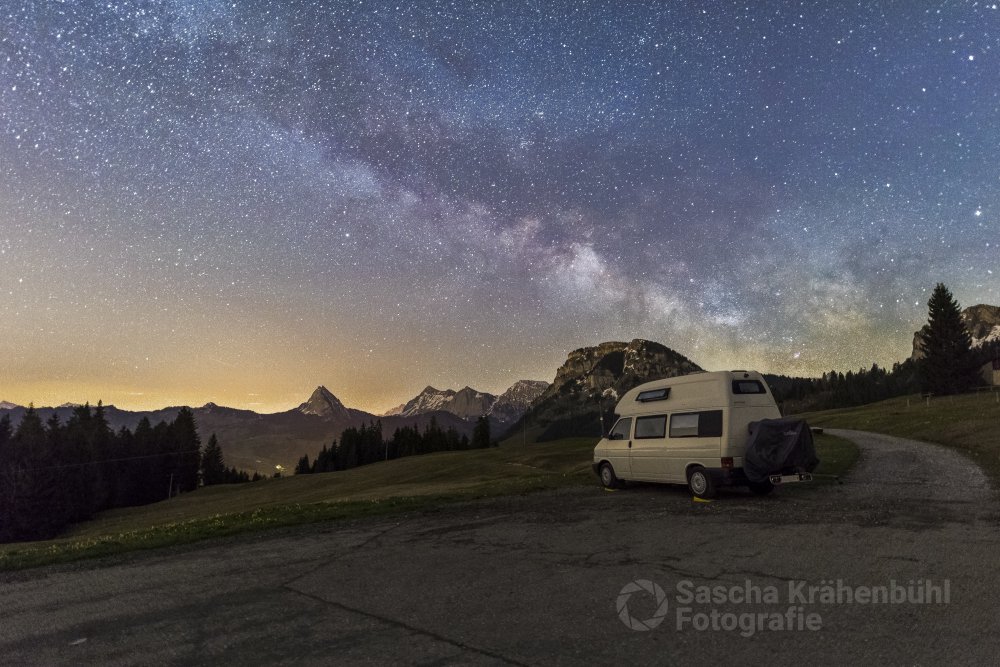Milchstrasse Sattelegg - Kurz nach Mitternacht tauchte die Milchstrasse "liegend" über dem Horizont auf. Im Wald hinter mir waren die unterschiedlichsten Tiere zu hören. (Sascha Krähenbühl Fotografie) - Schalgwörter: Alpen ,Berge ,blickheimat ,Fotografie ,Frühling ,Himmel ,LakeLucerneRegion ,Landschaft ,Landschaftsfotograf ,Landschaftsfotografie ,Langzeitbelichtung ,Milchstrasse ,Nacht ,Natur ,NikonSwitzerland ,Sattelegg ,Schweiz ,Schwyz ,Sterne ,VerliebtInDieSchweiz ,Zentralschweiz