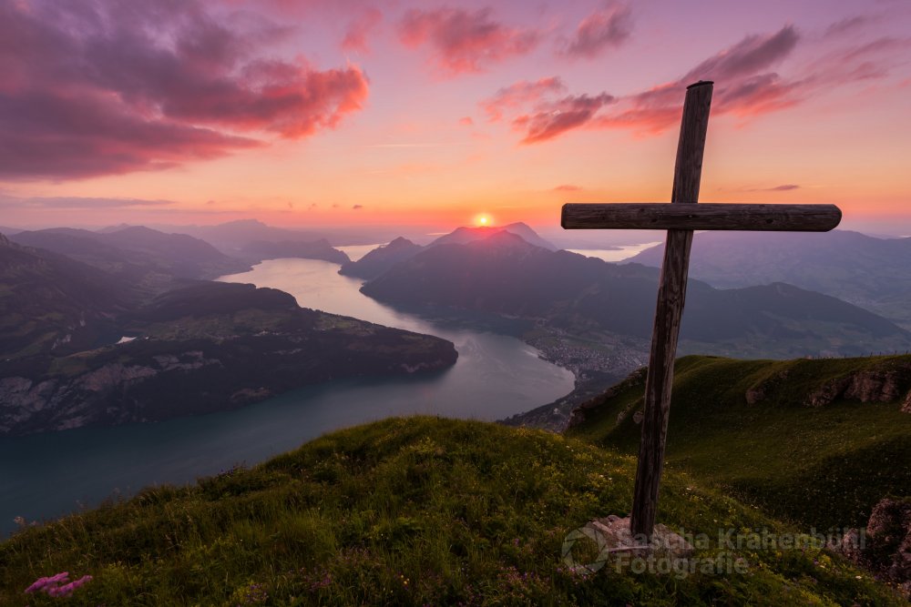 Sonnenuntergang Fronalpstock Stoos - Die Sonnenuntergänge auf dem Fronalpstock zählen für mich zu den schönsten Sonnenuntergänge der Zentralschweiz. (Sascha Krähenbühl Fotografie) - Schalgwörter: Abendrot ,Alpen ,Berge ,blickheimat ,Brunnen ,Fotografie ,Fronapstock ,Himmel ,Ingenbohl ,LakeLucerneRegion ,Landschaft ,Landschaftsfotograf ,Landschaftsfotografie ,Natur ,NikonSwitzerland ,Rigi ,Schweiz ,Schwyz ,See ,Sommer ,Sonnenuntergang ,Stoos ,VerliebtInDieSchweiz ,Vierwaldstättersee ,Zentralschweiz