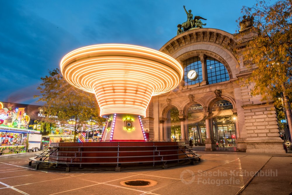 Luzerner Herbstmesse Määs 2016 - Die Luzerner Herbstmesse "Määs" bietet alle Jahre mit ihren vielen Lichtern und Bewegungen tolle Fotosujets. So auch 2016. (Sascha Krähenbühl Fotografie) - Schalgwörter: blickheimat ,Chilbi ,Fotografie ,Herbst ,Karussell ,LakeLucerneRegion ,Landschaftsfotograf ,Landschaftsfotografie ,Langzeitbelichtung ,Luzern ,MyLucerne ,Määs ,NikonSwitzerland ,Schweiz ,Stadt ,Torbogen ,VerliebtInDieSchweiz ,Zentralschweiz