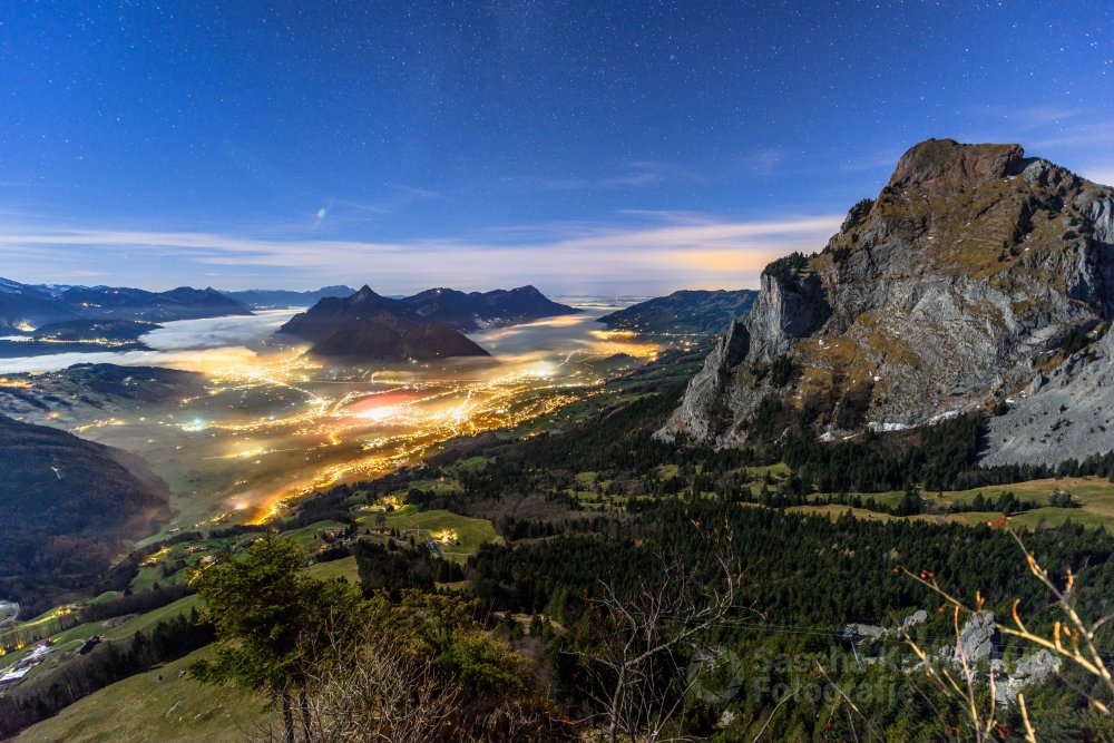 Vollmondnacht auf der Rotenfluh - Ich mag den Vollmond unheimlich. Noch viel lieber bin ich bei Vollmond nachts alleine in den Bergen unterwegs. Ich genoss diese Aussicht unheimlich mit Blick in meine Heimat. (Sascha Krähenbühl Fotografie) - Schalgwörter: Alpen ,Berge ,blickheimat ,Brunnen ,Fotografie ,Ingenbohl ,LakeLucerneRegion ,Landschaft ,Landschaftsfotograf ,Landschaftsfotografie ,Langzeitbelichtung ,Lauerzersee ,Mythen ,Mythenregion ,Nacht ,Natur ,NikonSwitzerland ,Rigi ,Rotenfluh ,Schweiz ,Schwyz ,Sterne ,VerliebtInDieSchweiz ,Vierwaldstättersee ,Winter ,Zentralschweiz