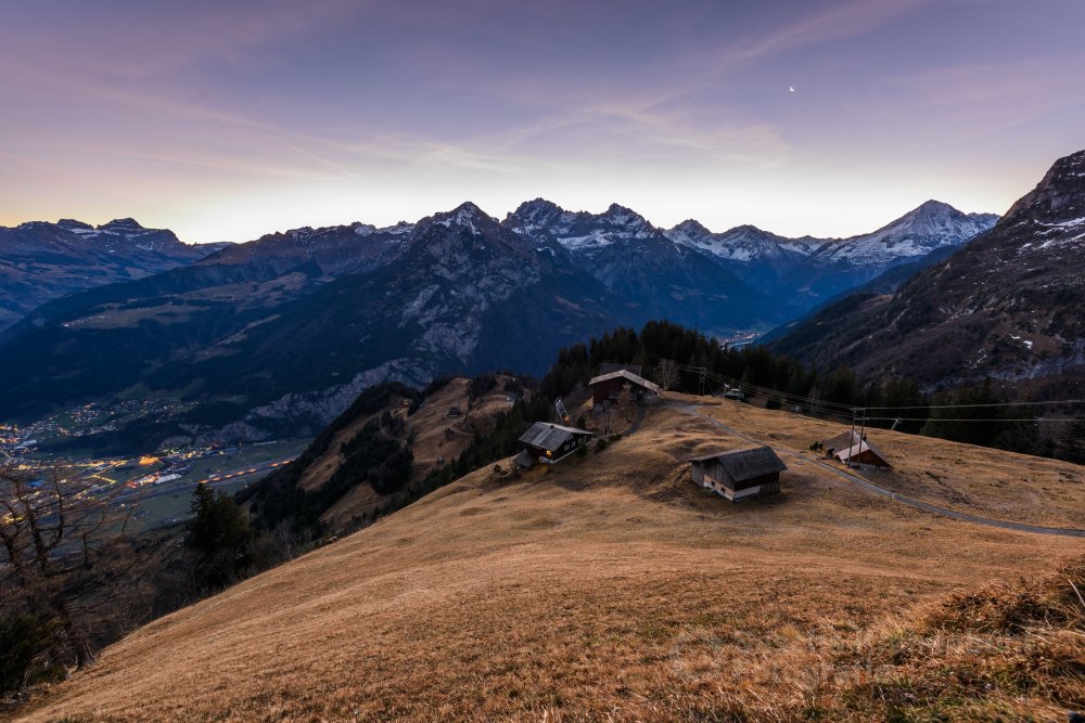 Herbstmorgen Brüsti bei Attinghausen - Die Kühe sind abgezogen, die Menschen haben das Brüsti verlassen, sodass ich an diesem Morgen die Landschaft alleine genissen durfte. (Sascha Krähenbühl Fotografie) - Schalgwörter: Alpen ,Attinghausen ,Berge ,blickheimat ,Brüsti ,Bürglen ,Eggbergen ,Flüelen ,Fotografie ,Herbst ,Klausenpass ,LakeLucerneRegion ,Landschaft ,Landschaftsfotograf ,Landschaftsfotografie ,Natur ,NikonSwitzerland ,Schweiz ,Uri ,VerliebtInDieSchweiz ,VisitUri ,Zentralschweiz