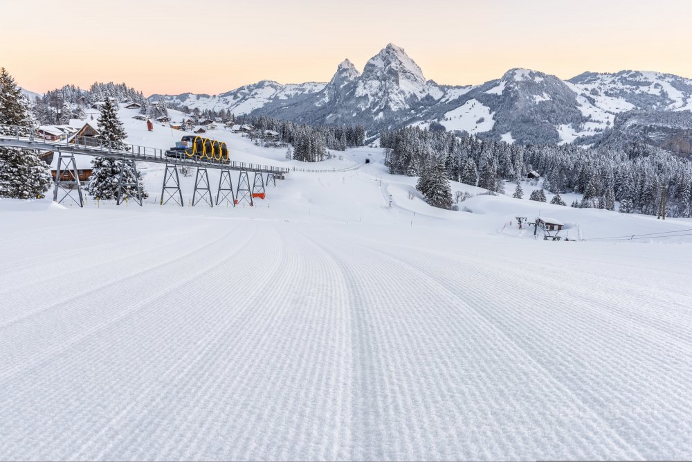 Neue Stoosbahn mit Mythen im Schnee - Seit Dezember 2017 fährt eine neue Bahn auf den Stoos. So auch an diesem Dienstag vor Aschermittwoch im 2018. Der Tag wurde von den Meteorologen als der Skitag 2017/2018 prognostiziert. Die Landschaft zeigte sich von ihrer schönsten Seite. (Sascha Krähenbühl Fotografie) - Schalgwörter: Alpen ,Berge ,blickheimat ,Fotografie ,Himmel ,LakeLucerneRegion ,Landschaft ,Landschaftsfotograf ,Landschaftsfotografie ,Morgen ,Morgenrot ,Mythen ,Mythenregion ,Natur ,NikonSwitzerland ,Schnee ,Schweiz ,Schwyz ,Sonnenaufgang ,Stoos ,VerliebtInDieSchweiz ,Winter ,Zentralschweiz
