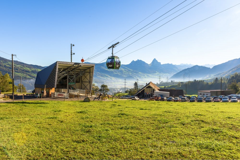 Talstation Rigi Scheidegg bei Goldau Kräbel - Direkt neben der Rigi Bahn bei der Station Golau Kräbel fährt die Luftseilbahn nach Rigi Scheidegg. Die Bahn wurde im Dezember 2017 eröffnet. (Sascha Krähenbühl Fotografie) - Schalgwörter: Alpen ,Berge ,blickheimat ,Fotografie ,Goldau ,Herbst ,LakeLucerneRegion ,Landschaft ,Landschaftsfotograf ,Landschaftsfotografie ,Luftseilbahn ,Morgen ,Natur ,NikonSwitzerland ,Rigi ,Schweiz ,Schwyz ,Verkehr ,VerliebtInDieSchweiz ,Zentralschweiz