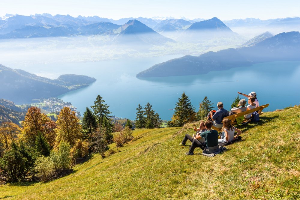 Rigi Ausblick auf Vierwaldstättersee - Die Rigi gehört zu den äussersten Bergen der Alpen und bietet gerade deshalb eine unglaubliche Weitsicht. Hier geniessen die Wanderer die Aussicht auf die "Nasen" des Vierwaldstättersees. (Sascha Krähenbühl Fotografie) - Schalgwörter: Alpen ,Beckenried ,Berge ,blickheimat ,Fotografie ,Herbst ,Klewenalp ,LakeLucerneRegion ,Landschaft ,Landschaftsfotograf ,Landschaftsfotografie ,Natur ,Nidwalden ,NikonSwitzerland ,Rigi ,Schweiz ,Schwyz ,See ,Stans ,Stanserhorn ,Stockhütten ,VerliebtInDieSchweiz ,Vierwaldstättersee ,Zentralschweiz