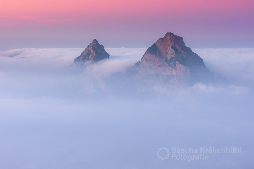 Mythen im Abendglühen - Die Mythen, dazu gehört der Grosse Mythen (1 898m) rechts und der Kleine Mythen (1 811m) links sind zwei markante Berge im Talkessel Schwyz. (Sascha Krähenbühl Fotografie) - Schalgwörter: Abend ,Abendrot ,Alpen ,Berge ,blickheimat ,Fotografie ,Fronapstock ,Herbst ,Himmel ,LakeLucerneRegion ,Landschaft ,Landschaftsfotograf ,Landschaftsfotografie ,Mythen ,Mythenregion ,Natur ,NikonSwitzerland ,Schweiz ,Schwyz ,Sonnenuntergang ,Stoos ,VerliebtInDieSchweiz ,Zentralschweiz