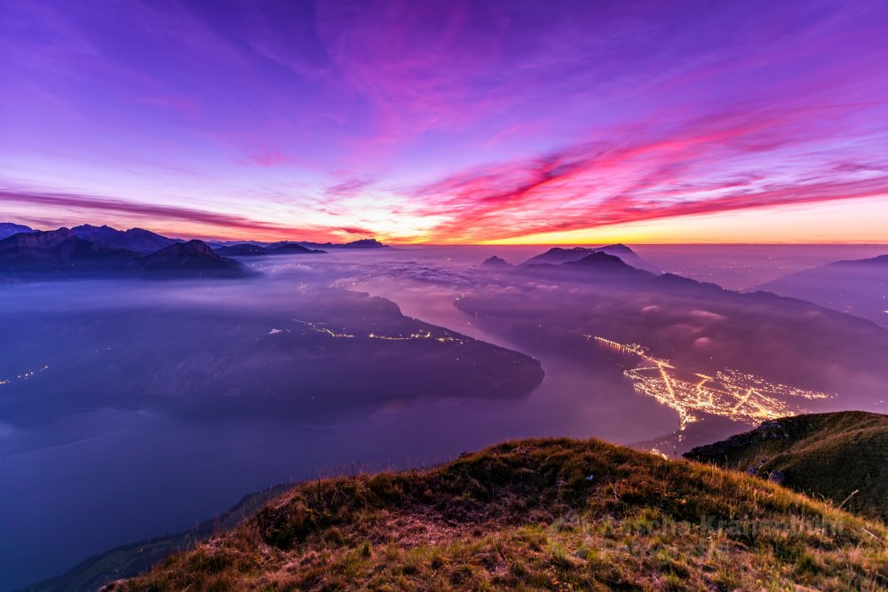 Abendfahrten Fronalpstock - Der Fronalpstock Stoos bietet seit 2019 während der ganzen Sommersaison Abendfahrten an, bei denen der Sonnenuntergang auf etwas über 1900 M.ü.M. genossen werden kann. (Sascha Krähenbühl Fotografie) - Schalgwörter: Abend ,Abendrot ,Alpen ,Beckenried ,Berge ,blickheimat ,Brunnen ,Buochs ,Buochserhorn ,Bürgenstock ,Fotografie ,Fronapstock ,Herbst ,Himmel ,Ingenbohl ,LakeLucerneRegion ,Landschaft ,Landschaftsfotograf ,Landschaftsfotografie ,Langzeitbelichtung ,MyBrunnen ,MySchwyz ,Natur ,NikonSwitzerland ,Rigi ,Schweiz ,Schwyz ,Seelisberg ,Sonnenuntergang ,Stoos ,Urnersee ,VerliebtInDieSchweiz ,Vierwaldstättersee ,Zentralschweiz