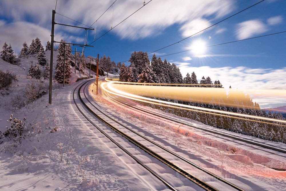 Letzter Zug Rigi Kulm Vollmondnacht - Kurz bevor der letzte Zug ab Rigi Kulm verkehrte, zeigte sich der Vollmond und die Winterlandschaft begann zu strahlen. (Sascha Krähenbühl Fotografie) - Schalgwörter: Alpen ,Bahn ,Berge ,blickheimat ,Fotografie ,Himmel ,LakeLucerneRegion ,Landschaft ,Landschaftsfotograf ,Landschaftsfotografie ,Langzeitbelichtung ,Luzern ,Mond ,Nacht ,Natur ,NikonSwitzerland ,Rigi ,Schweiz ,Schwyz ,Verkehr ,VerliebtInDieSchweiz ,Vollmond ,Winter ,Zentralschweiz