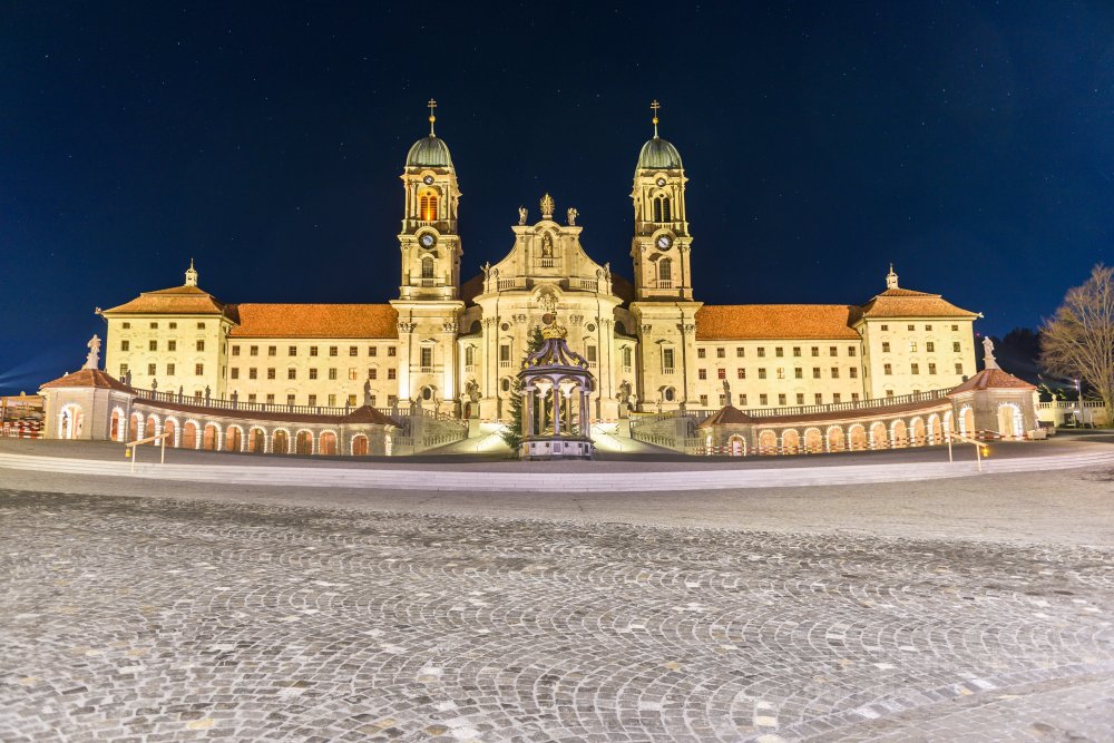 Kloster Einsiedeln mit neuer Beleuchtung - Anfangs 2020 wurde beim Kloster Einsiedeln die neue Beleuchtung in Betrieb genommen. Auf diesem Bild ist diese auf der linken Seite des Kloster Einsiedeln zu sehen. (Sascha Krähenbühl Fotografie) - Schalgwörter: Alpen ,blickheimat ,Einsiedeln ,Fotografie ,Kirche ,KlosterEinsiedeln ,LakeLucerneRegion ,Nacht ,NikonSwitzerland ,Schweiz ,Schwyz ,Stadt ,Sterne ,VerliebtInDieSchweiz ,VisitEinsiedeln ,Winter ,Zentralschweiz